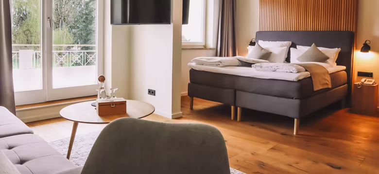 Moderne Suite mit Naturmaterialien